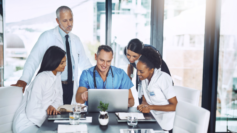 Photo d'infirmiers en pratique avancée analyse un dossier patient