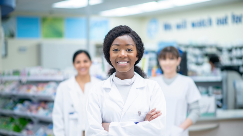 3 étudiants en pharmacie au sein d'une officine