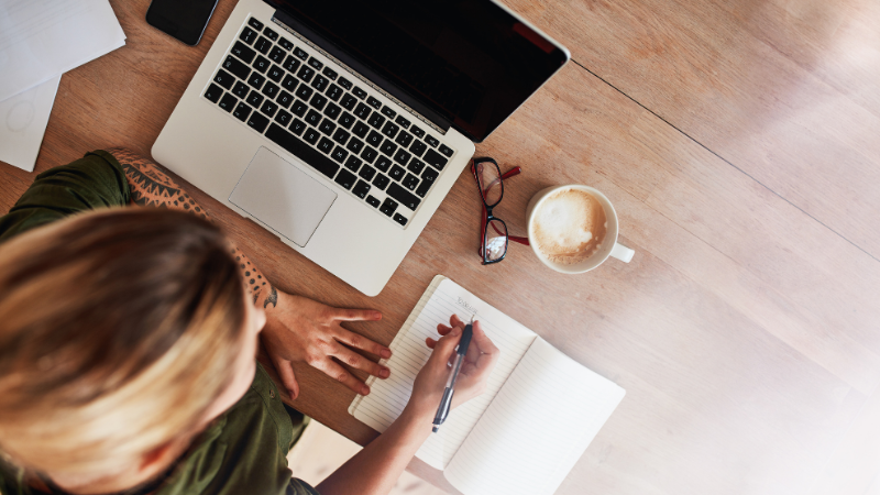 Photographie d'une assistant dentaire rédigeant sa lettre de motivation