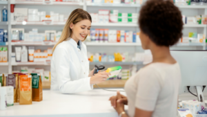 Photographie d'une pharmacienne en période d'essai