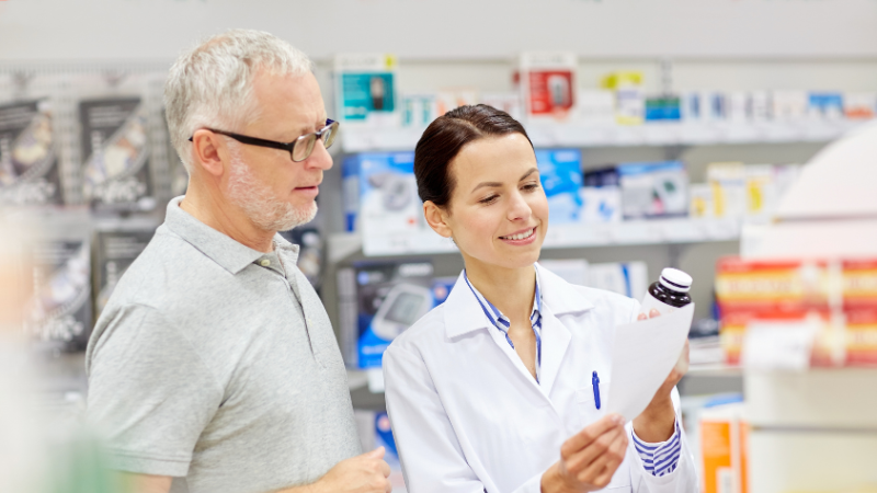 étudiant lors d'un stage en pharmacie