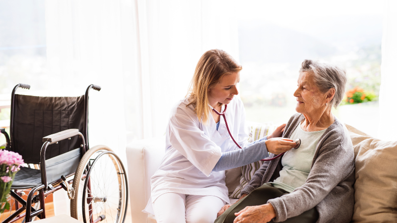 Une professionnelle de santé exerçant en maison de santé avec un patient