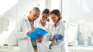 Photographie d'un dentiste développant sa marque employeur du cabinet dentaire