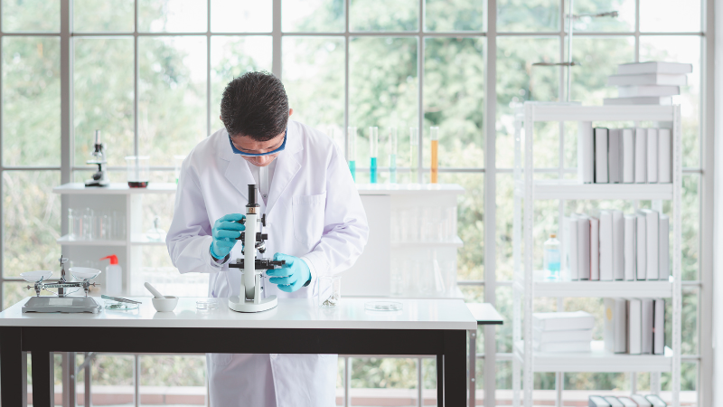 Photographie d'un pharmacien biologiste en laboratoire