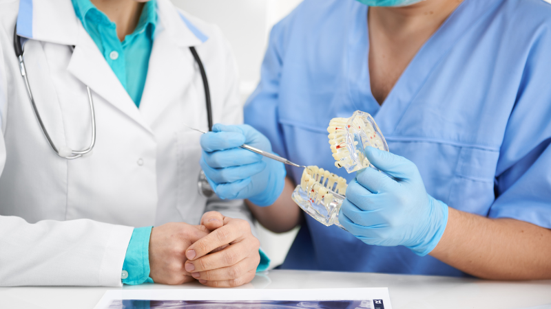 Photographie de dentistes échangeant sur leur pratique