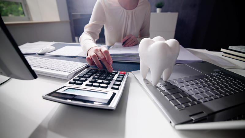 Photo d'un professionnel de la santé dentaire calculant son salaire