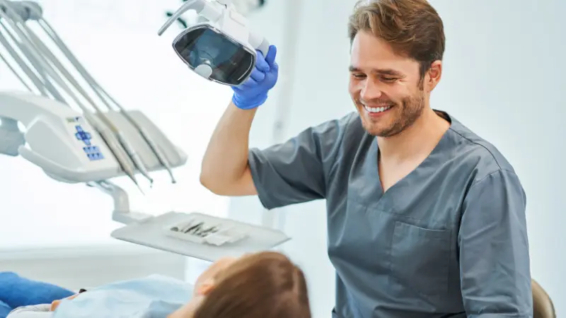 dentiste dans son cabinet soignant une patiente