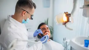 Dentiste soignant la réputation de son cabinet dentaire avec des soins de qualité