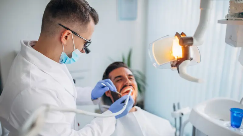 Dentiste soignant la réputation de son cabinet dentaire avec des soins de qualité