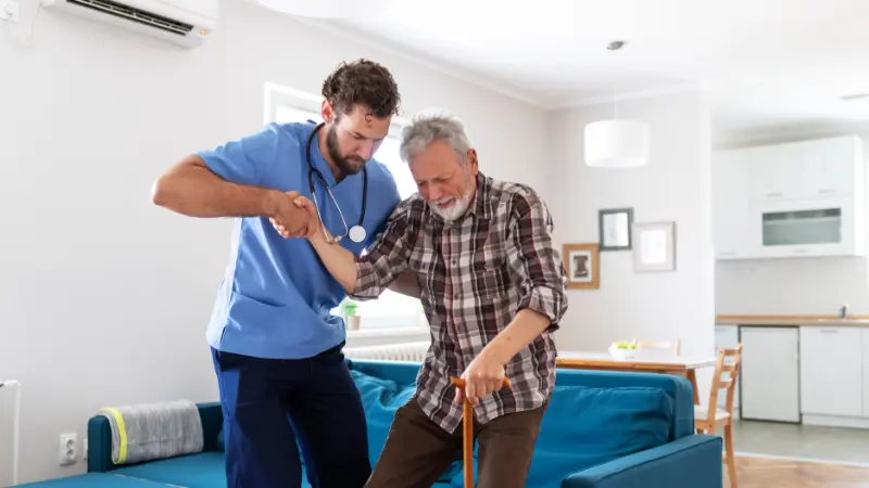 aide-soignant au chevêt d'un patient