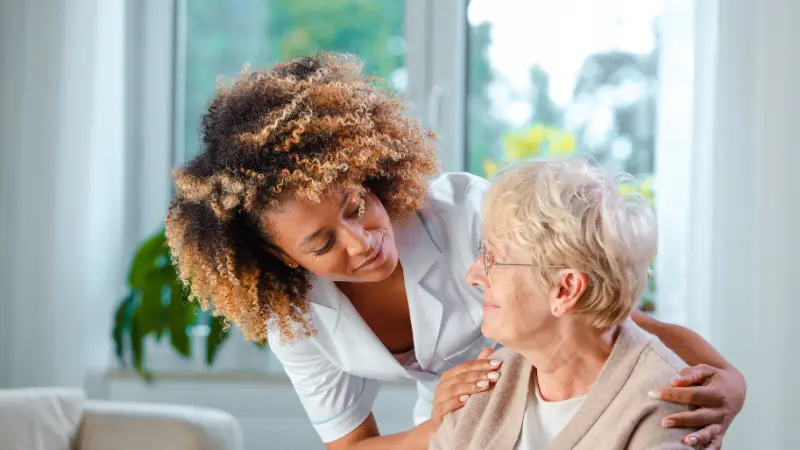 Professionnelle de santé avec une résidente en Ehpad