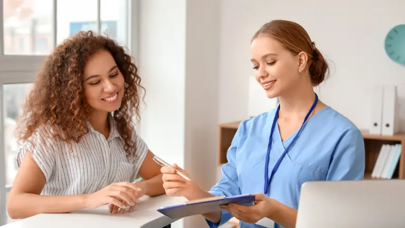 médecin transmettant des informations à son remplaçant