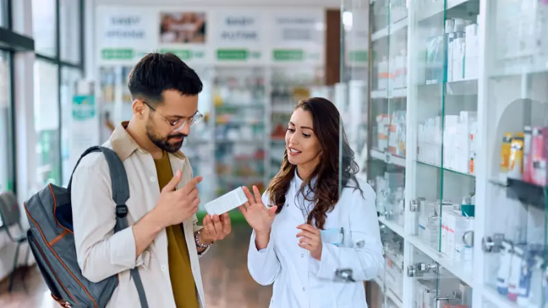 pharmacien conseillant un patient