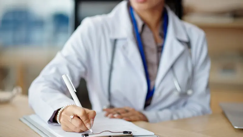 médecin généraliste signant un contrat