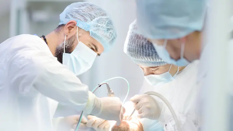 Chirurgiens-dentistes auprès d'un patient